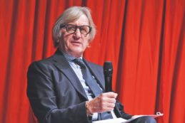 Copertina di “A Shanghai il boom del mobile”