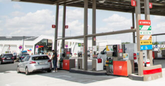 Copertina di Prezzi della benzina alle stelle in autostrada (2,5 euro/litro) nel fine settimana del primo grande esodo estivo