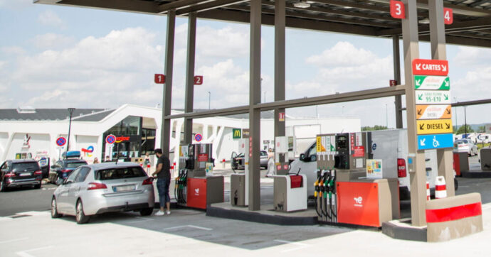Prezzi della benzina alle stelle in autostrada (2,5 euro/litro) nel fine settimana del primo grande esodo estivo