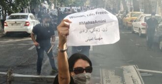 Copertina di Iran, giornalista sospeso con l’accusa di aver pubblicato “notizie false”: ha dato spazio alle proteste contro la morte di Mahsa Amini