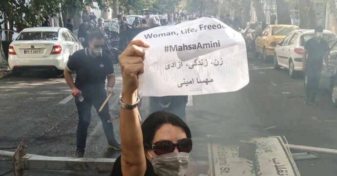 Iran, giornalista sospeso con l’accusa di aver pubblicato “notizie false”: ha dato spazio alle proteste contro la morte di Mahsa Amini