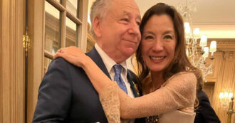 Copertina di “Ci siamo incontrati a Shangai il 4 giugno del 2004. Il 26 luglio le ho proposto di sposarmi e lei ha detto sì. Oggi accade”: il matrimonio chic tra Jean Todt e Michelle Yeoh