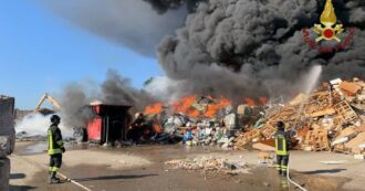 Roma, a Ciampino brucia un deposito di rifiuti. Al lavoro 6 squadre dei vigili del fuoco: “Tenete le finestre chiuse”