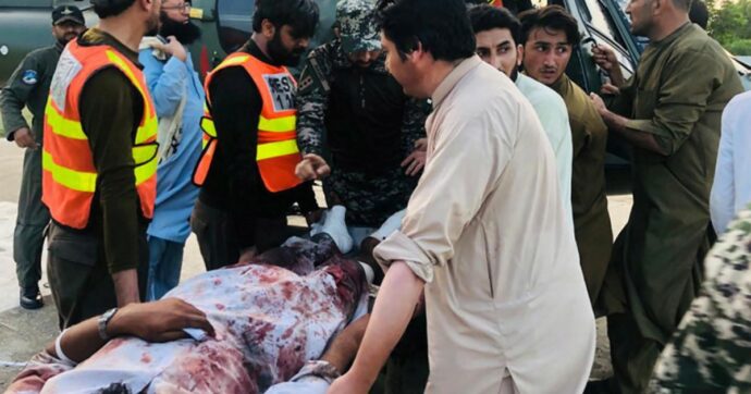 Esplosione durante un raduno politico in Pakistan: 75 morti e più di 150 feriti. Ucciso anche il leader del partito islamico Jui-F