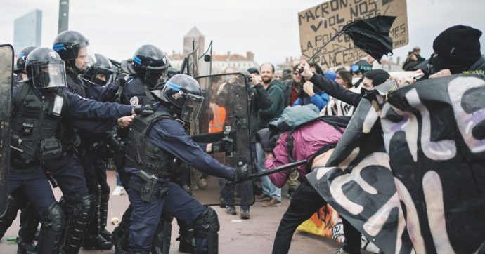 “La Francia sta diventando ormai un regime poliziesco”