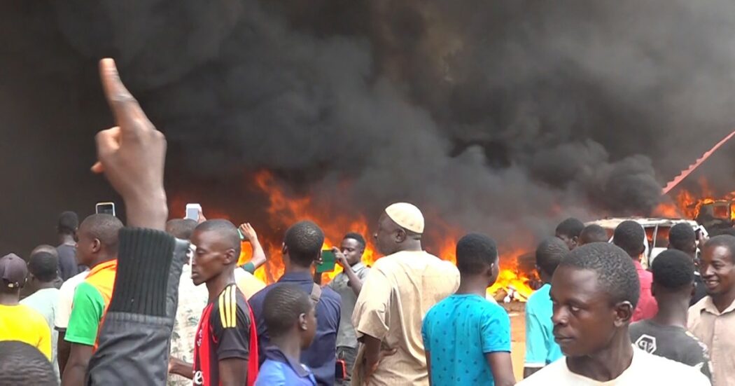 Niger, filogolpisti attaccano l’ambasciata francese. Eliseo: “Reagiremo se coinvolti nostri cittadini”. Leader del Ciad nel Paese per mediare