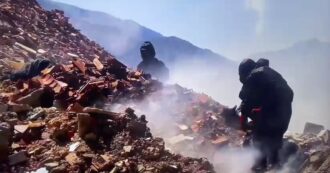 Copertina di Val di Susa, No Tav incappucciati attaccano con molotov e petardi il cantiere a San Didero