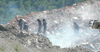 Copertina di Val Susa, i manifestanti No Tav attaccano il cantiere di San Didero con un lancio di petardi. La polizia risponde con i lacrimogeni (video)