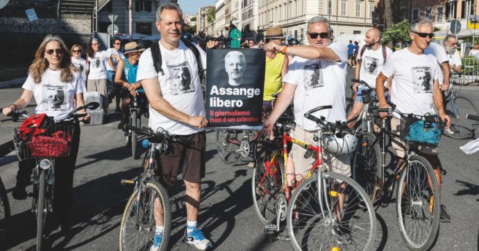 Copertina di Assange, cittadinanza rinviata a settembre. Raggi vs Pd: “Anticipata la chiusura estiva”