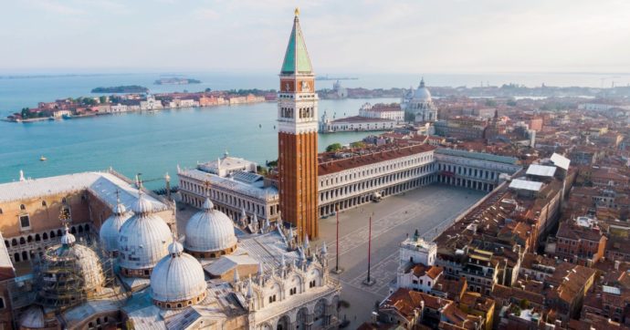 Copertina di Venezia, l’Unesco: “Patrimonio a rischio causa climate change”