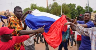 Copertina di Niger, i golpisti: “La Francia vuole l’intervento militare”. Parigi smentisce. Crosetto: “È il momento di ragionare, non di fare i cowboy”