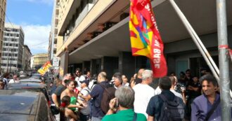Copertina di Stop al Reddito, a Napoli sit-in all’Inps: “Il governo fa cassa con la povera gente e non tocca le grandi imprese. Cosa succederà a settembre?”