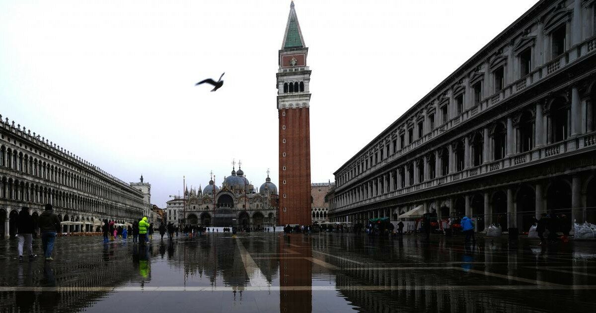 Venezia, si staccano alcuni pezzi di cemento armato dal campanile di San Marco: “Serve intervento di consolidamento”