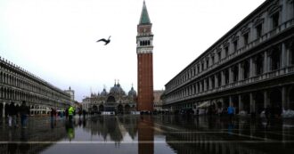 Copertina di Unesco choc: “Inserire Venezia nella lista dei patrimoni a rischio”. A minacciarla il cambiamento climatico e il turismo di massa