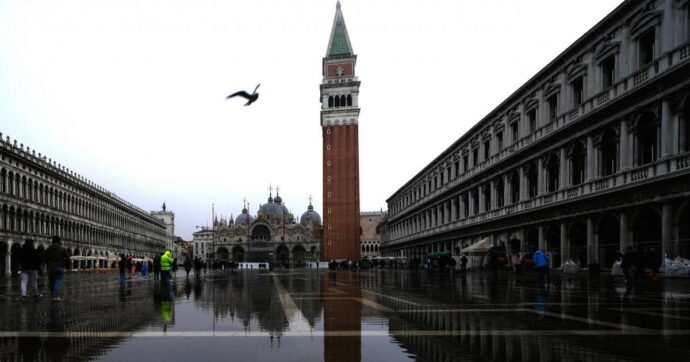 Unesco choc: “Inserire Venezia nella lista dei patrimoni a rischio”. A minacciarla il cambiamento climatico e il turismo di massa