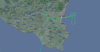 Copertina di Volo da Francoforte a Catania dirottato a Malta: il pilota Lufthansa non la prende bene e traccia con la rotta un pene