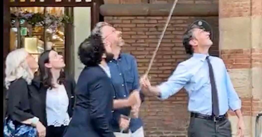 Bologna, Zaki rimuove lo striscione che chiedeva la sua liberazione appeso a Palazzo d’Accursio: “Da domani riprendo a lottare”