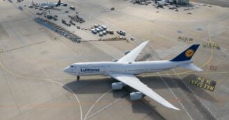 Copertina di Lufthansa chiederà i danni a Ultima Generazione: “Decine di voli cancellati dai blocchi degli attivisti”