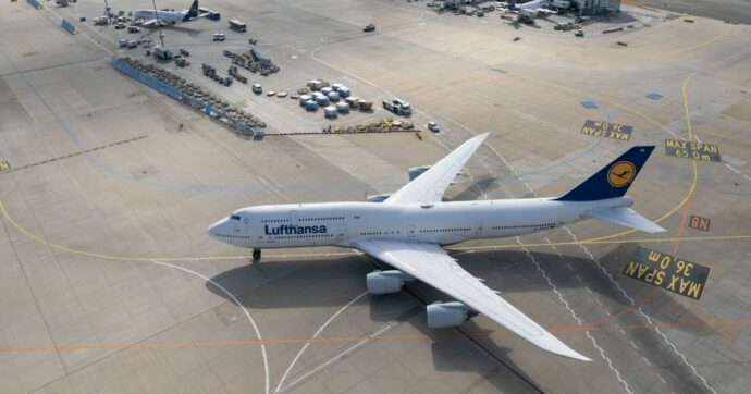 Lufthansa chiederà i danni a Ultima Generazione: “Decine di voli cancellati dai blocchi degli attivisti”