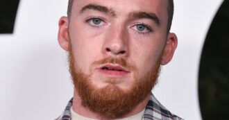 Copertina di Angus Cloud è morto, addio all’attore di “Euphoria”: “Possibile overdose. Una settimana fa aveva seppellito il padre”