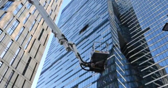 Copertina di Droni ucraini colpiscono un grattacielo di Mosca: il video del palazzo danneggiato