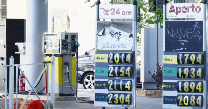 Benzina a 2 euro al litro, il segno che il tempo dei barili grassi si avvia alla fine. Cosa possiamo fare?