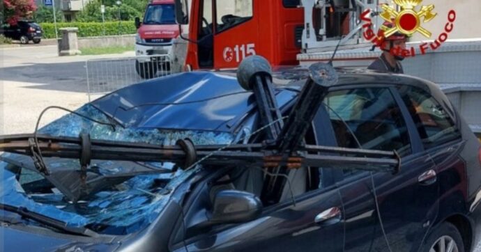 Vicenza, la croce si stacca dal campanile e distrugge l’auto parcheggiata del parroco