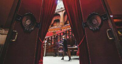 Copertina di Dress code, il surreale dibattito alla Camera per il “decoro” del Parlamento: “Basta sneakers”. “No, sono casual”