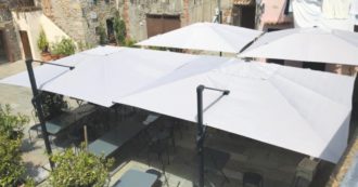 Copertina di Capalbio, piazzetta assediata dai tavolini del ristorante “sponsor” del sindaco