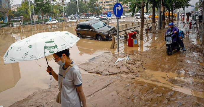 Crisi climatica, la Cina colpita da tempeste e forti piogge: almeno 20 morti. Esercito in campo a Pechino