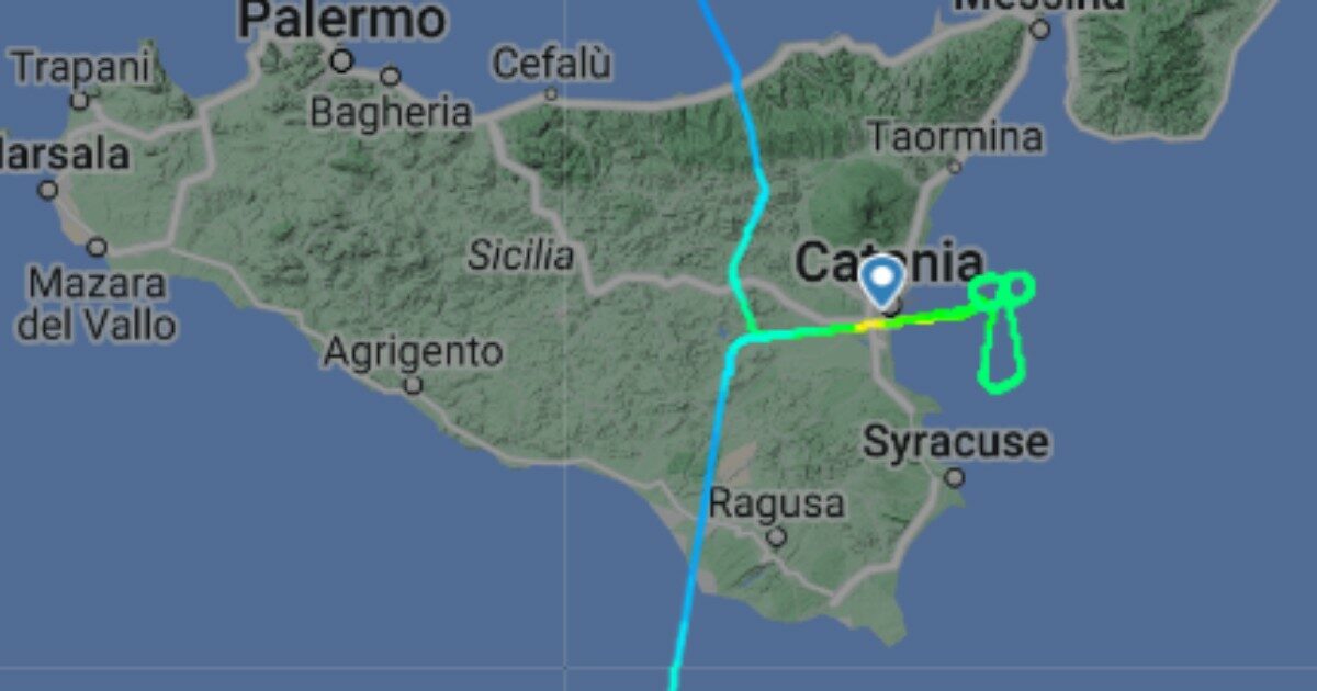 Pilota traccia una rotta a forma di pene dopo che il volo per Catania viene dirottato su Malta: “Colpa del vento”