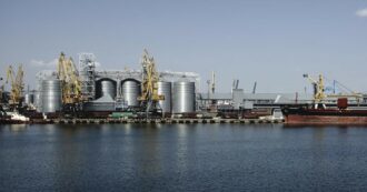 Copertina di Ucraina, la diretta – Kiev: “40mila tonnellate di cereali danneggiate dai raid russi”. Mosca inizia un’esercitazione nel mar Baltico con più di 30 navi da guerra