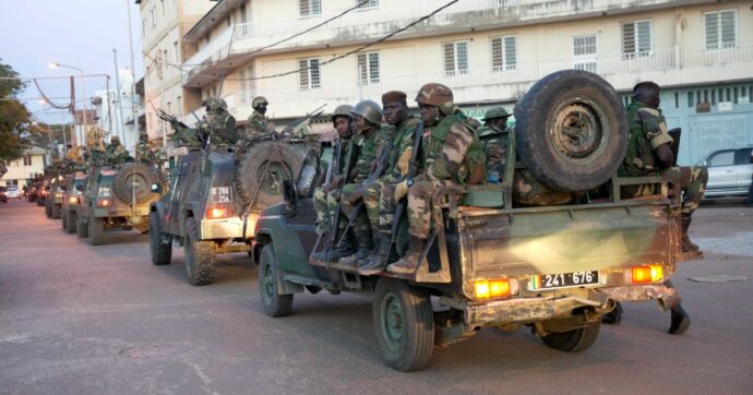 Niger, atterrati a Roma 36 italiani. Tajani: “Escluso intervento militare”. E la Nigeria taglia l’energia elettrica a Niamey
