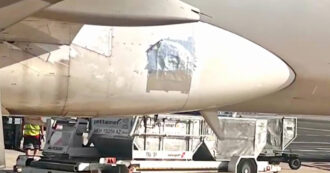 Copertina di L’aereo Cagliari-Roma rattoppato con nastro adesivo, la videodenuncia dell’ex deputato: “Ci trattano da colonia del Terzo mondo”