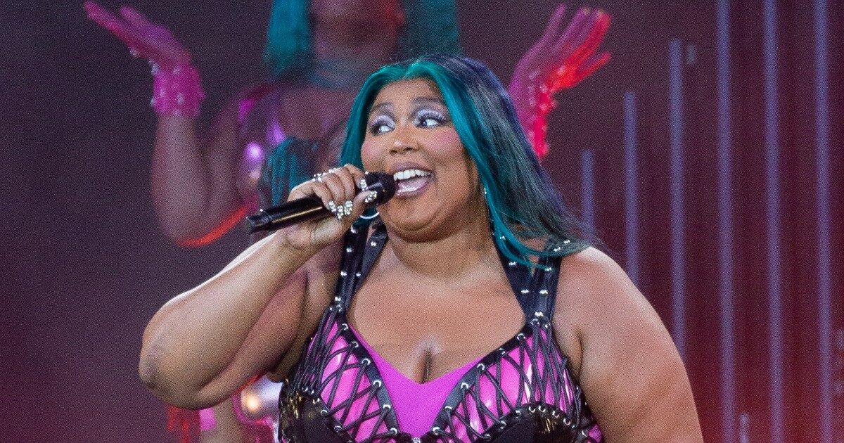 Lizzo, le sue ex ballerine denunciano: “Contro di noi molestie sessuali, bodyshaming e discriminazioni”