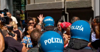 Copertina di Corteo per il reddito di cittadinanza, tensione con la polizia a Napoli: gli agenti cercano di impedire l’arrivo alla sede dell’Inps