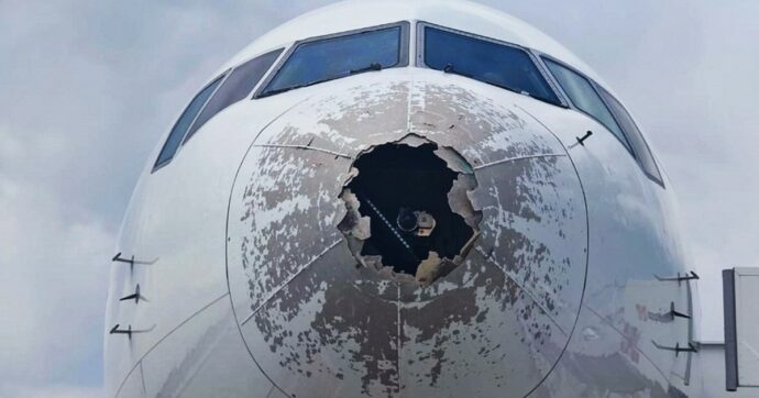 Boeing mitragliato da grandine, aperta un’inchiesta dell’Agenzia nazionale per la sicurezza del volo