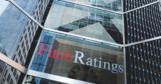 Copertina di Fitch declassa  il debito Usa  e agita i mercati