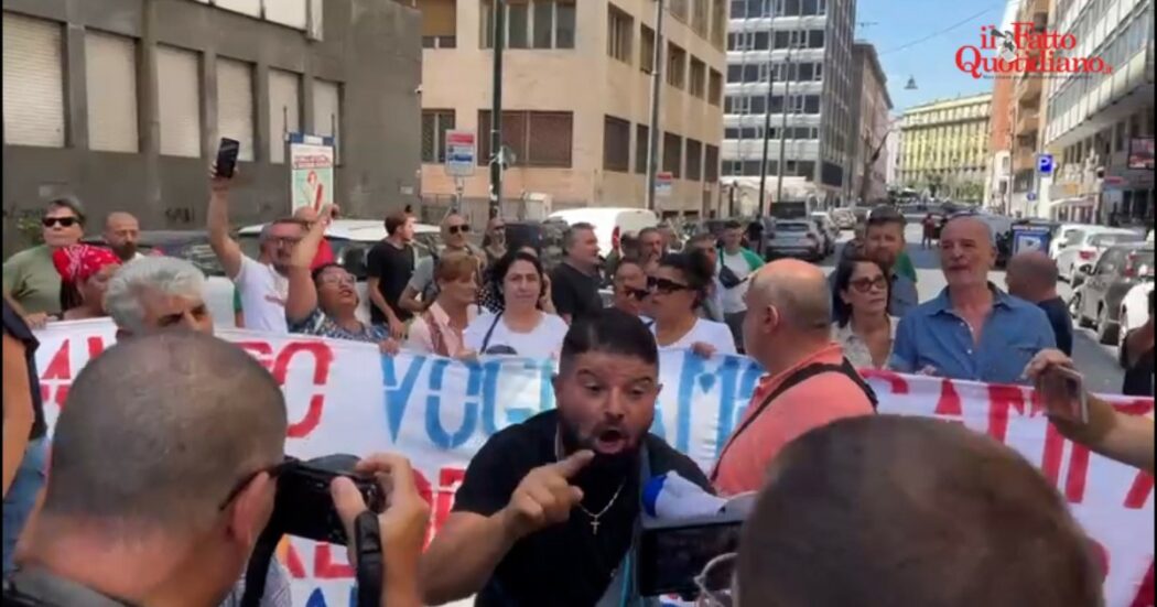 Stop al Reddito, tensione e cori contro la premier Meloni al corteo di Napoli: dipendenti Inps si barricano dentro la sede