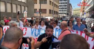 Copertina di Stop al Reddito, tensione e cori contro la premier Meloni al corteo di Napoli: dipendenti Inps si barricano dentro la sede