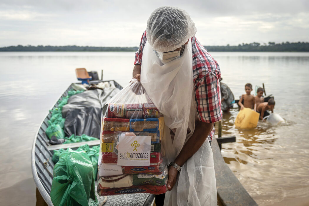 Basic-needs grocery package distribution – Tapajós River sidePlace: Maués – Amazonas – BrazilImage use license: Gilmar de Souza 