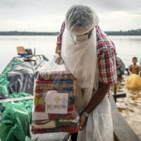 Basic-needs grocery package distribution – Tapajós River sidePlace: Maués – Amazonas – BrazilImage use license: Gilmar de Souza 