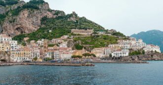 Copertina di Incidente tra motoscafo e veliero turistico al largo di Amalfi: muore una turista di 44 anni