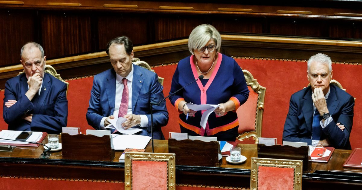 Caos reddito di cittadinanza, ora la commissaria Inps ammette: “Sms doveva essere più accurato”. Conte: “Calderone la cacci”