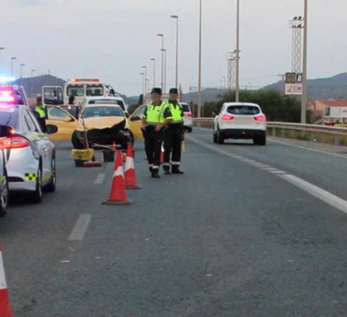 17enne senza patente si schianta e scappa lasciando l’amico morto nel bagagliaio: arrestato