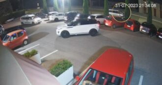 Copertina di 14enne investito a Verona, arrestato il pirata della strada: in un video le immagini dell’auto danneggiata dopo l’incidente
