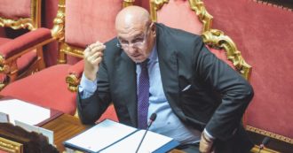 Copertina di Dossier, 100 accessi sospetti. Crosetto: “Attacco al governo”