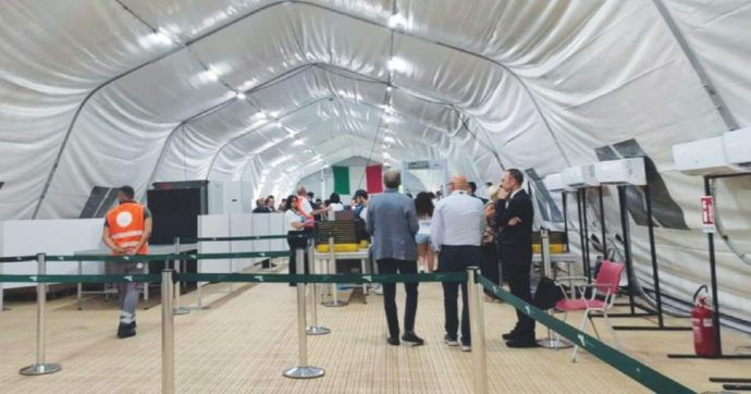 Triste, solitario e terminal: all’aeroporto di Catania montata la tenda