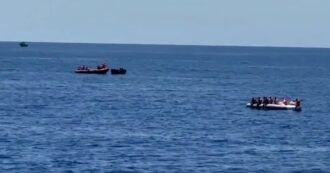 Copertina di Migranti, nave Open Arms circondata da imbarcazioni che chiedono aiuto: “Il mare è pieno, non c’è nessun altro”