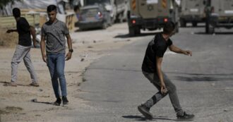 Copertina di Palestinese di 18 anni ucciso durante un blitz dei militari israeliani in un villaggio della Cisgiordania. Anp: “Esecuzione sul campo”